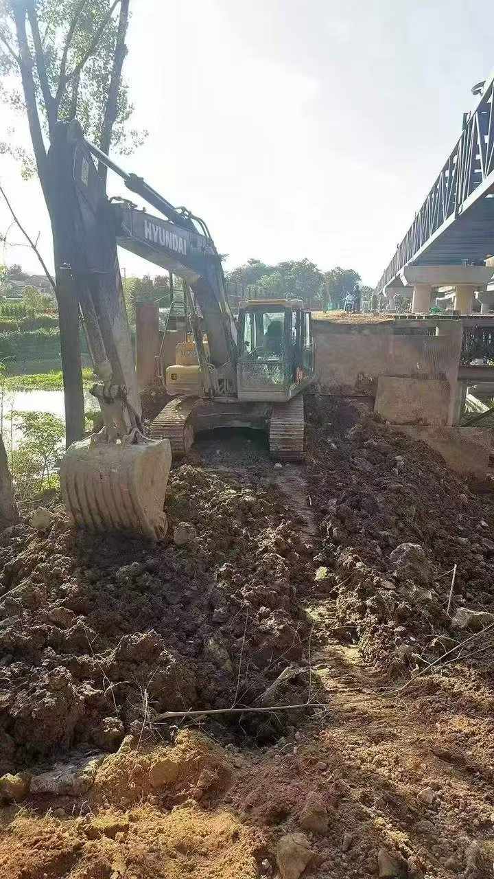 Buy Hyundai R215VS Used Excavator / 4