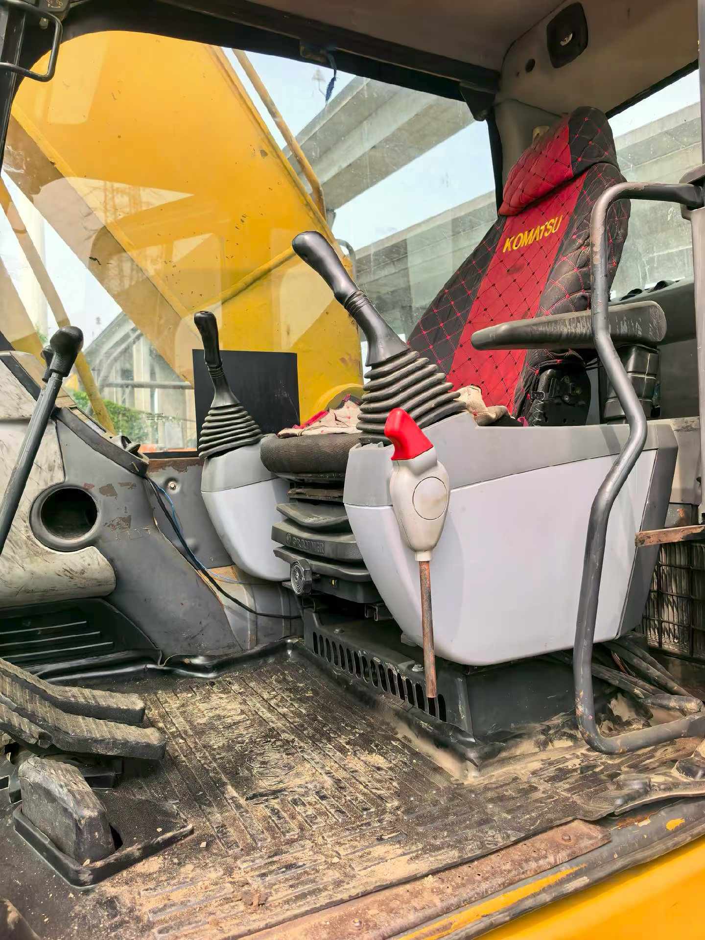 Compre Excavadora Komatsu PC220-8 Usada / 8