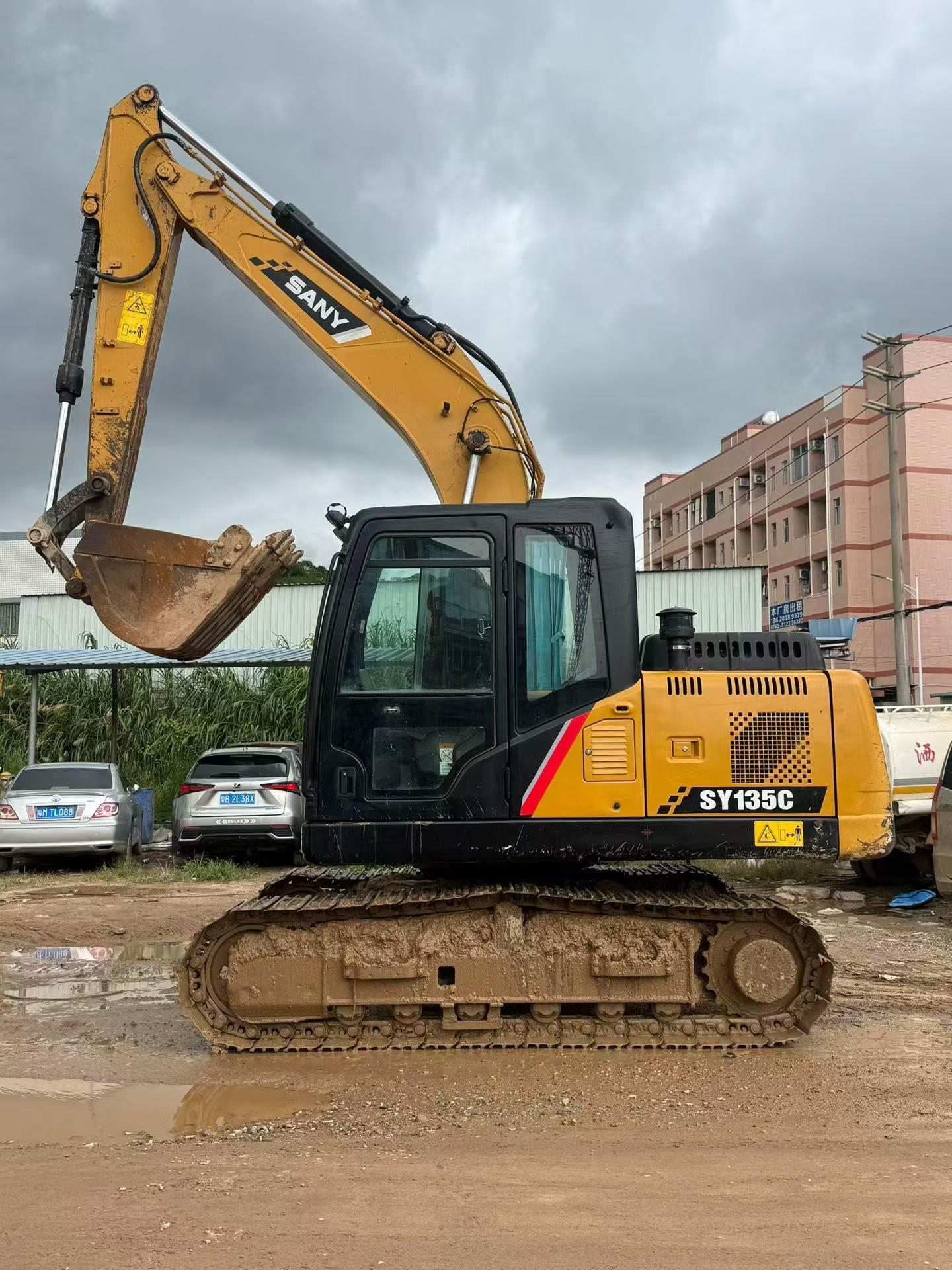 شراء حفارة Sany SY125C مستعملة / 2