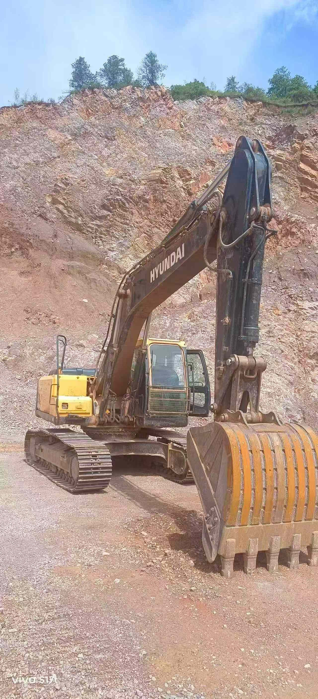Compre Excavadora Hyundai R205VS Usada / 2