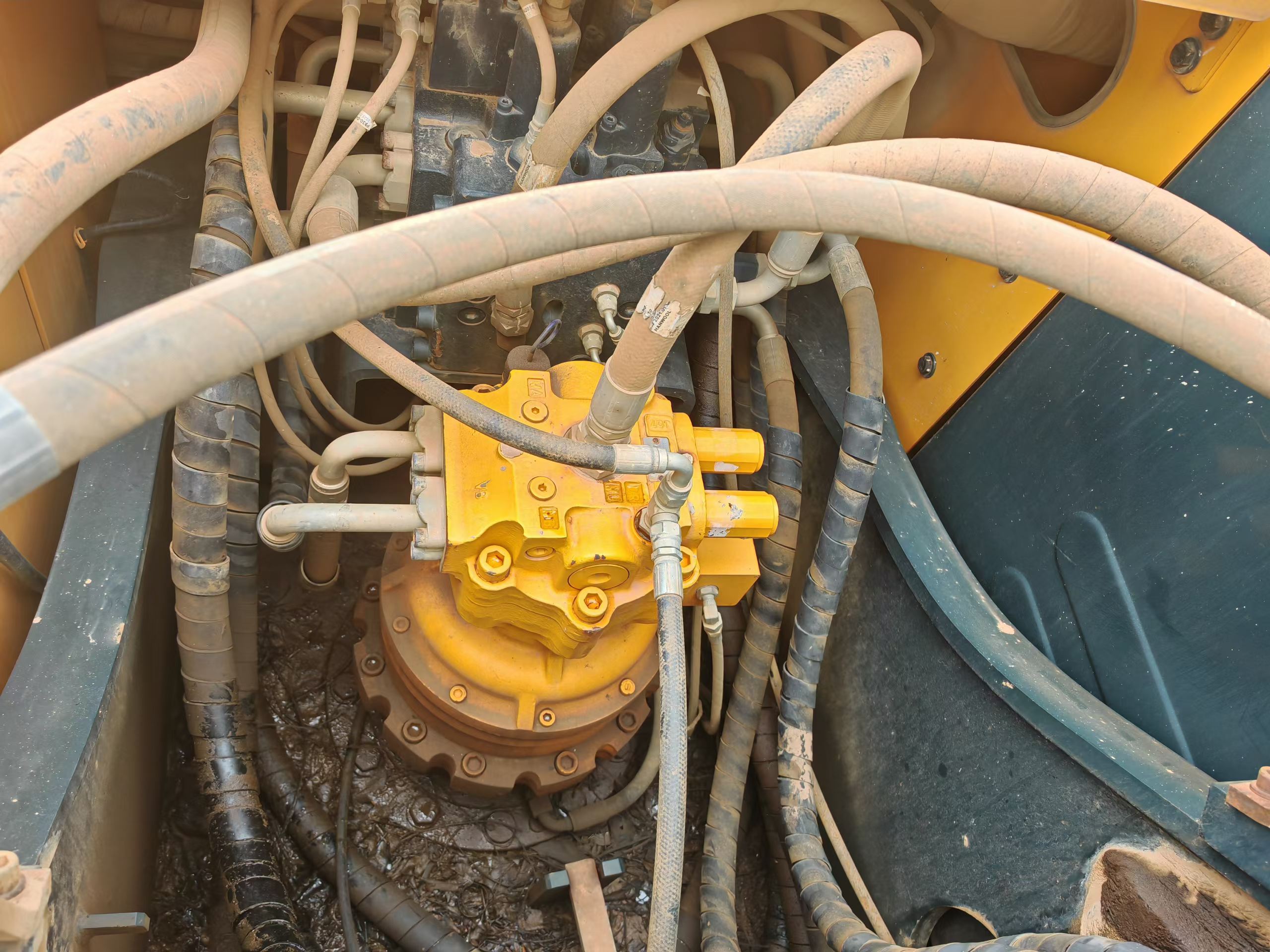 Buy Hyundai R215VS Used Excavator / 3