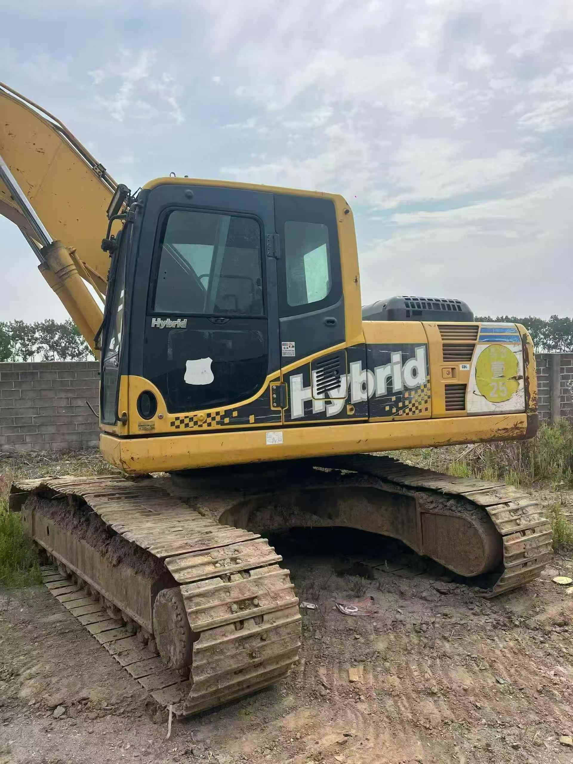 Compre Escavadeira Komatsu HB215LC-1 Usada / 5
