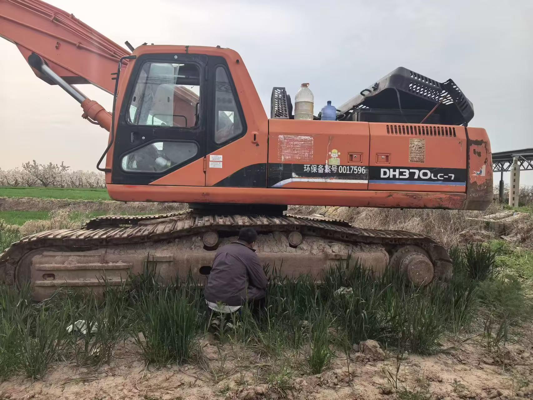 Buy Doosan DH370LC-7 Used Excavator / 1