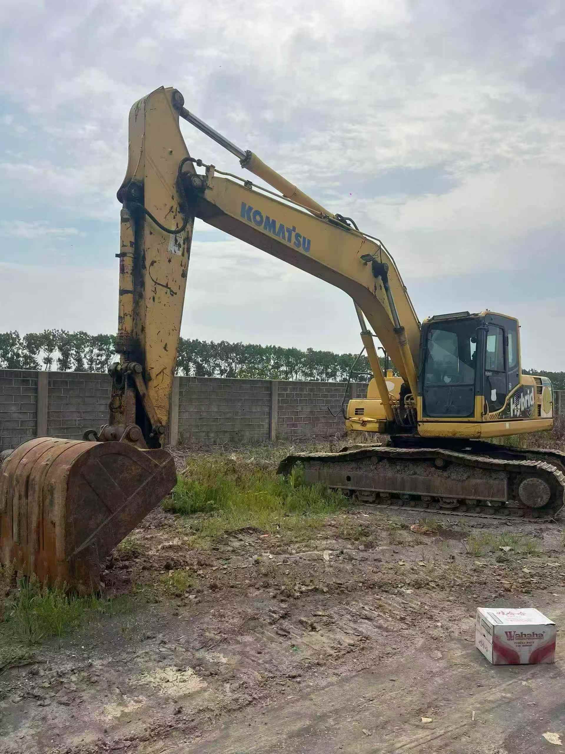 Compre Escavadeira Komatsu HB215LC-1 Usada / 7