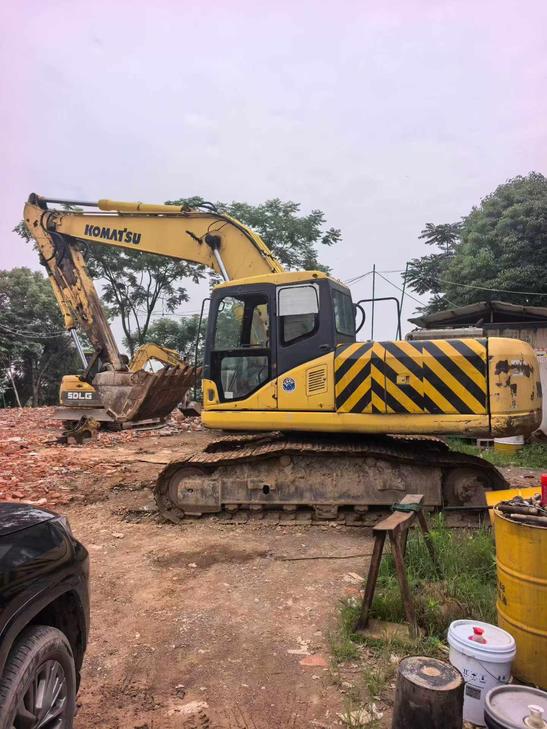 Buy Komatsu PC200-7 Used Excavator / 1