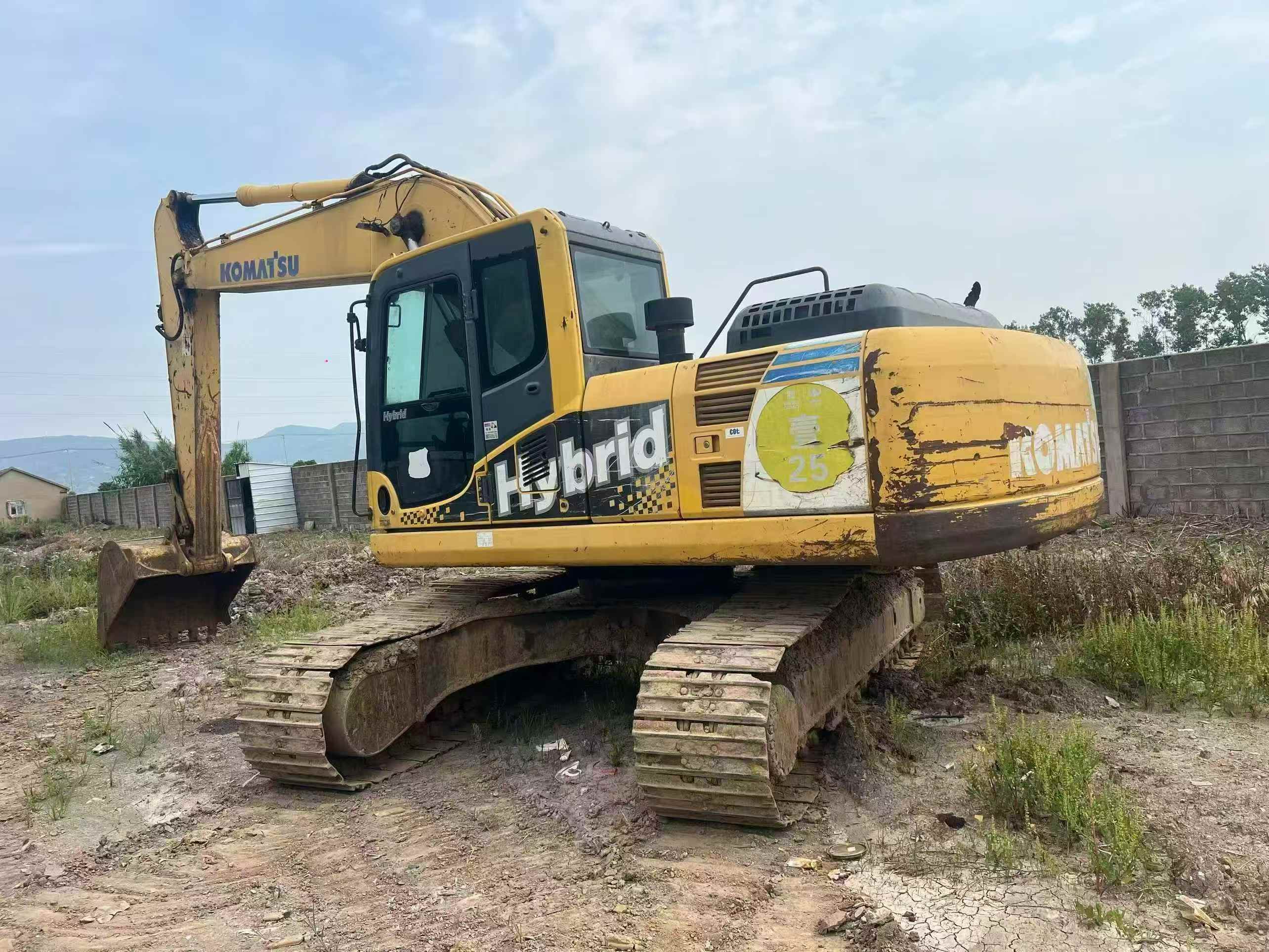 Compre Escavadeira Komatsu HB215LC-1 Usada / 2