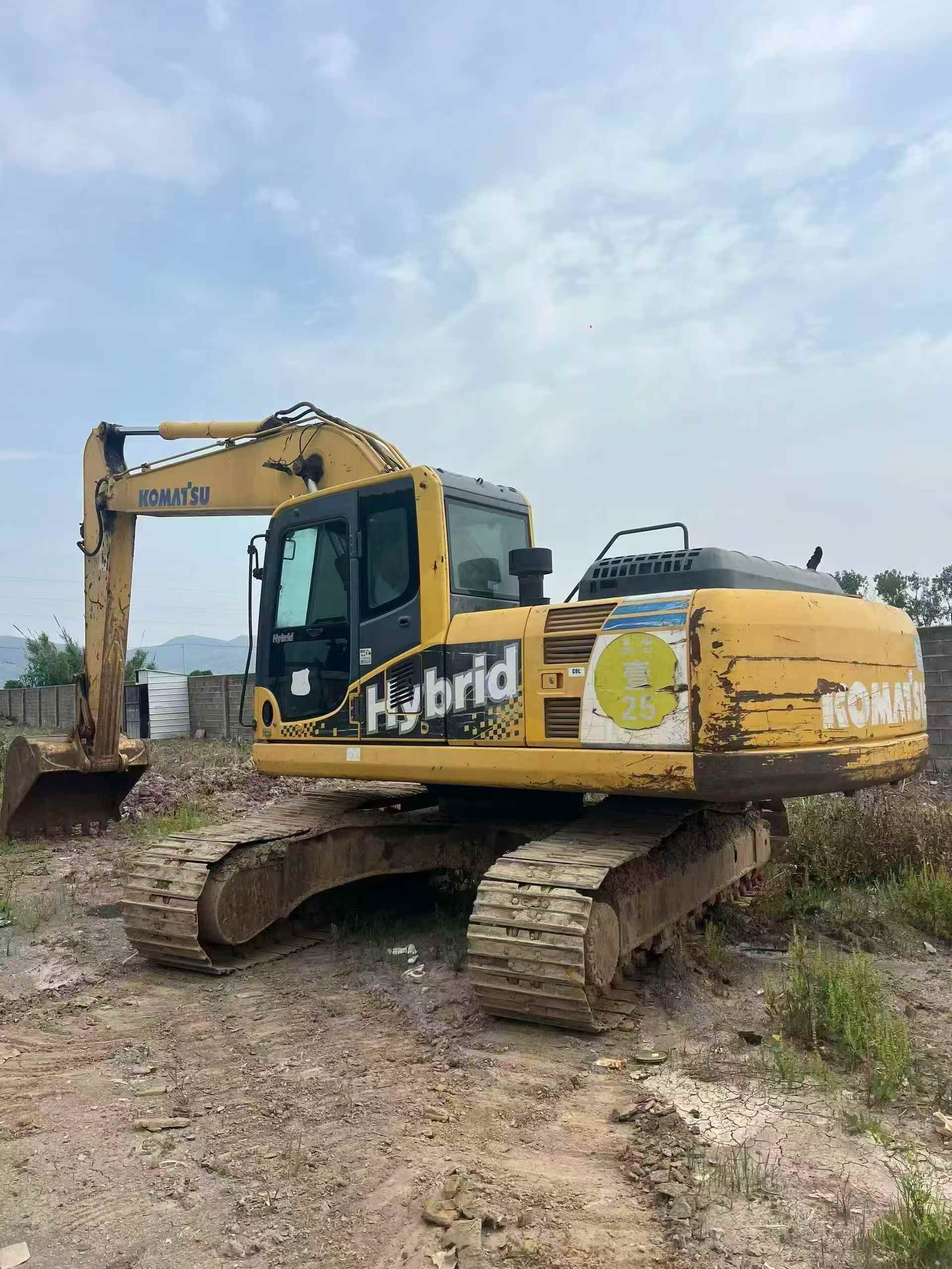 Compre Escavadeira Komatsu HB215LC-1 Usada / 3