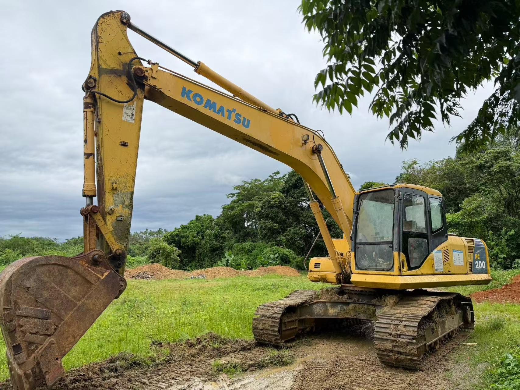 Buy Komatsu PC200-7 Used Excavator / 2