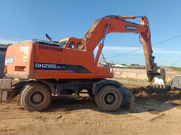 Buy Doosan DX210W Used Excavator / 1