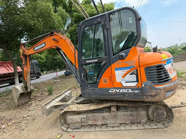 Buy Doosan DH60 Used Excavator / 1
