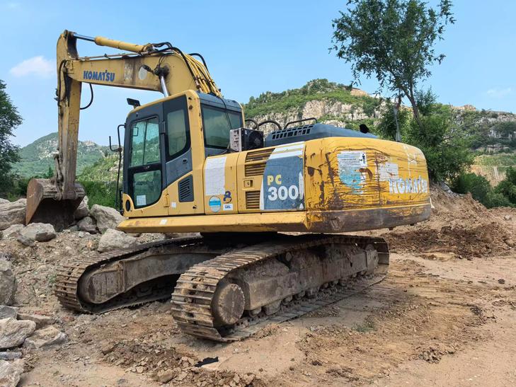 Buy Komatsu PC240-6 Used Excavator / 1
