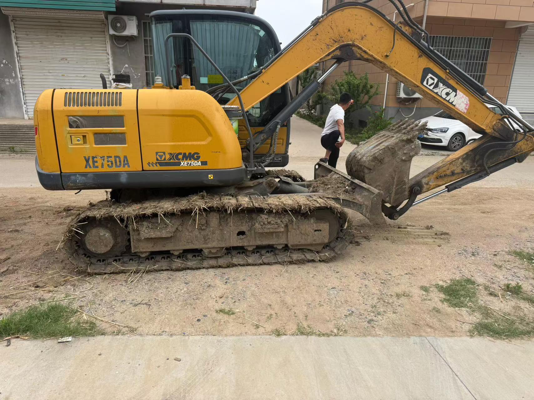 Buy XCMG XE75C Used Excavator / 2