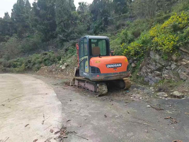 Buy Doosan DH60 Used Excavator / 1
