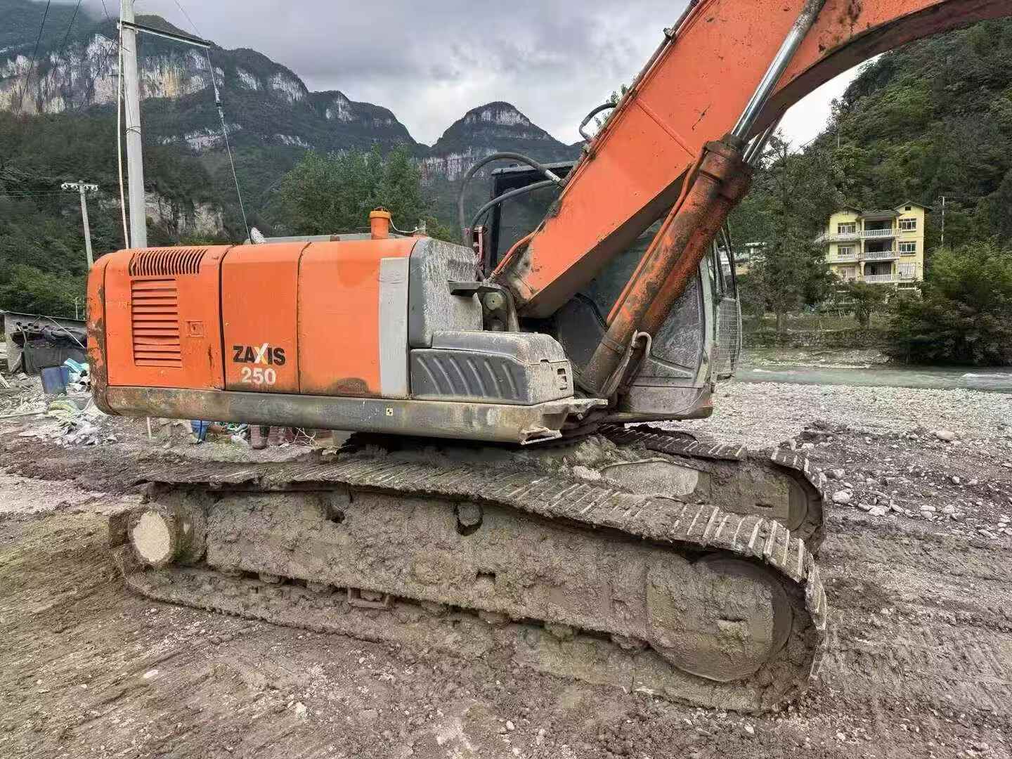 Buy Hitachi EX250-5 Used Excavator / 2