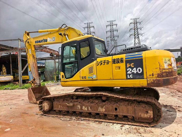 Buy Komatsu PC220-7 Used Excavator / 1