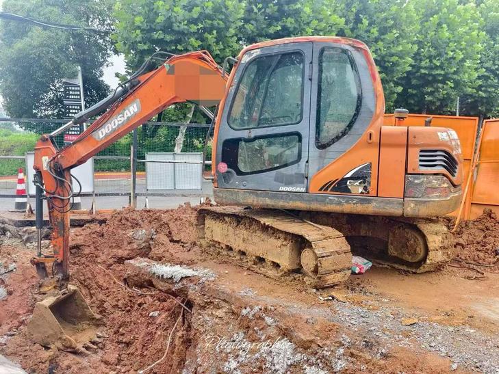 Buy Doosan DX75 Used Excavator / 1