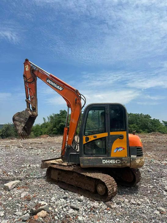 Buy Doosan DH60 Used Excavator / 1