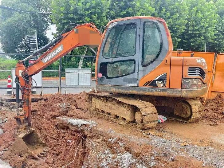Buy Doosan DX75 Used Excavator / 1