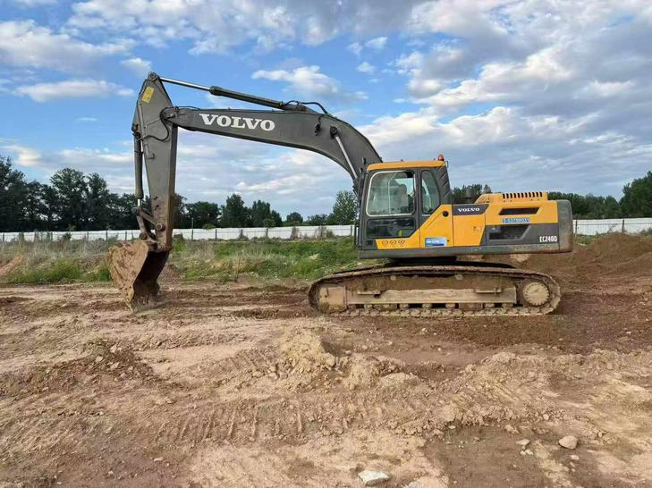 Buy Volvo EC240 Used Excavator / 1