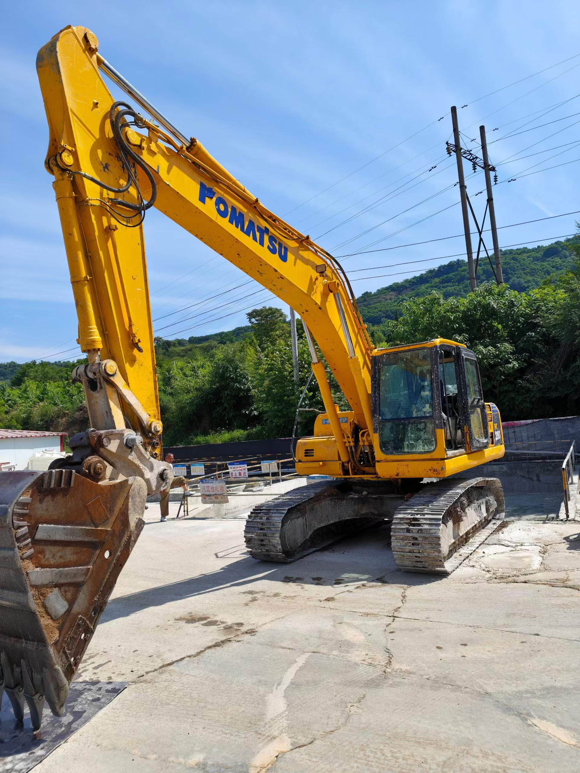 Buy Komatsu PC220 Used Excavator / 2
