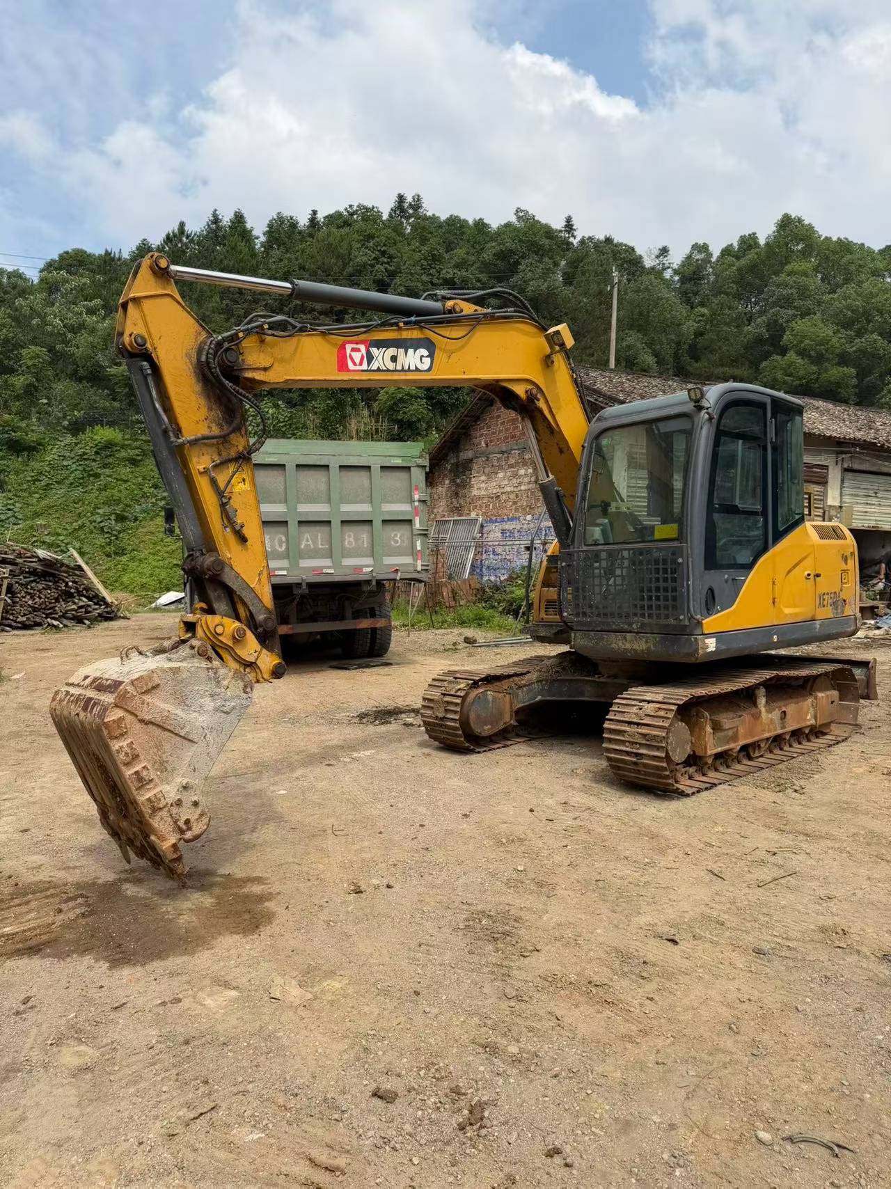 Buy XCMG XE75C Used Excavator / 2