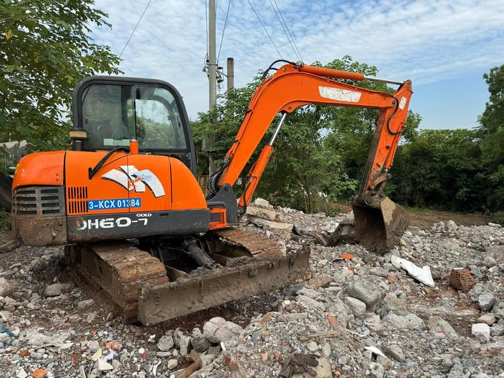 Buy Doosan DH60 Used Excavator / 1