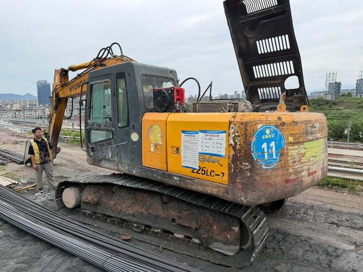 Buy Hyundai R215-7C Used Excavator / 1