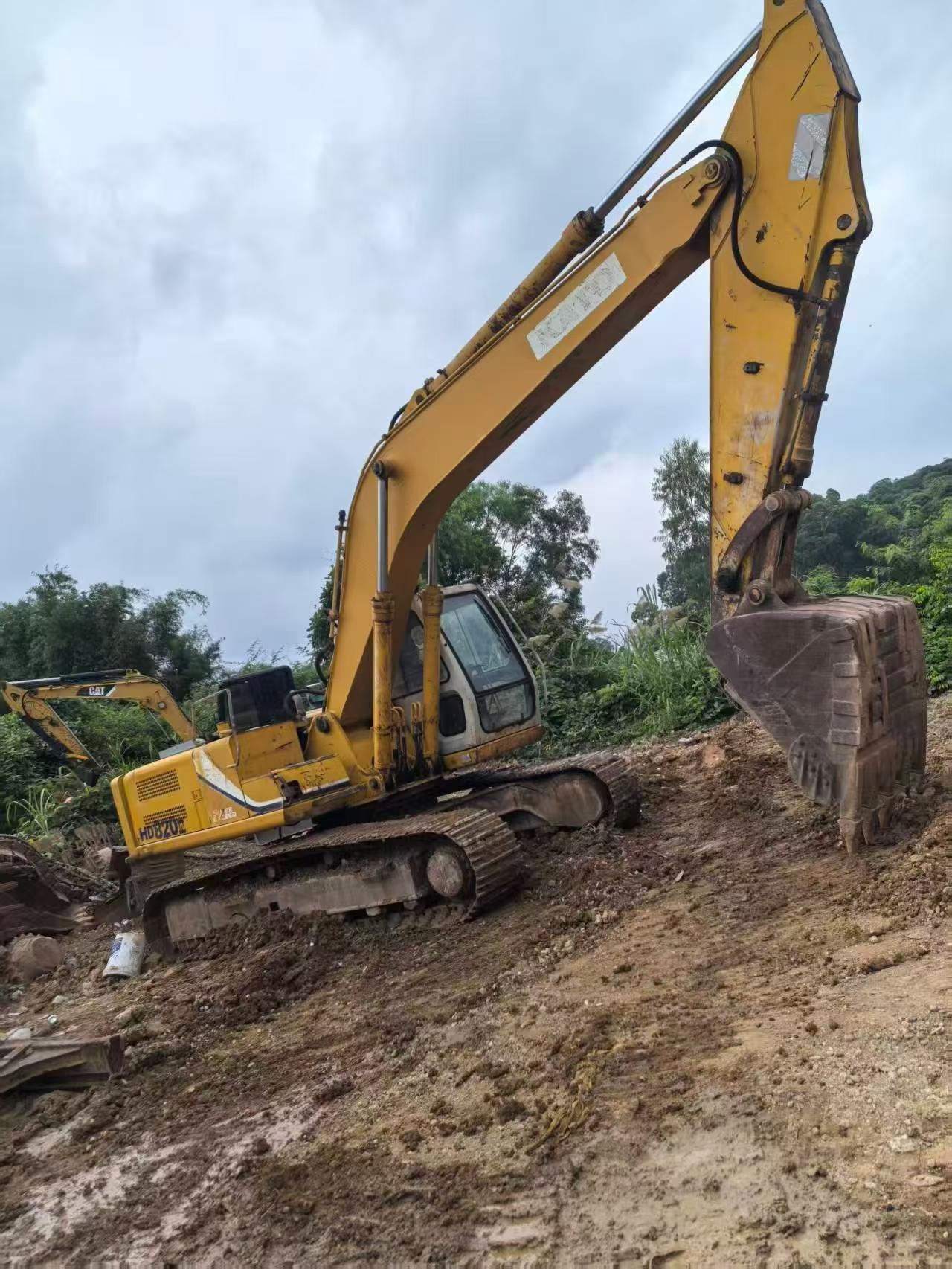 Buy Kato 820-3SP Used Excavator / 4 Buy Kato 820-3SP Used Excavator / 4