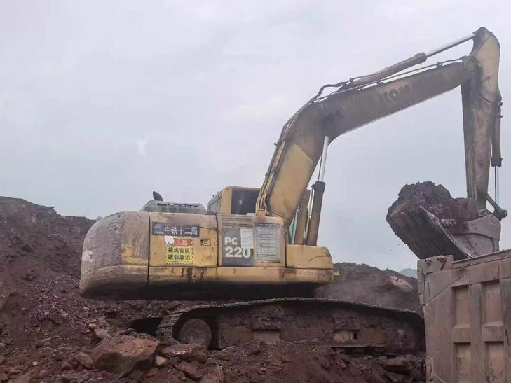 Buy Komatsu PC220-8M0 Used Excavator / 1
