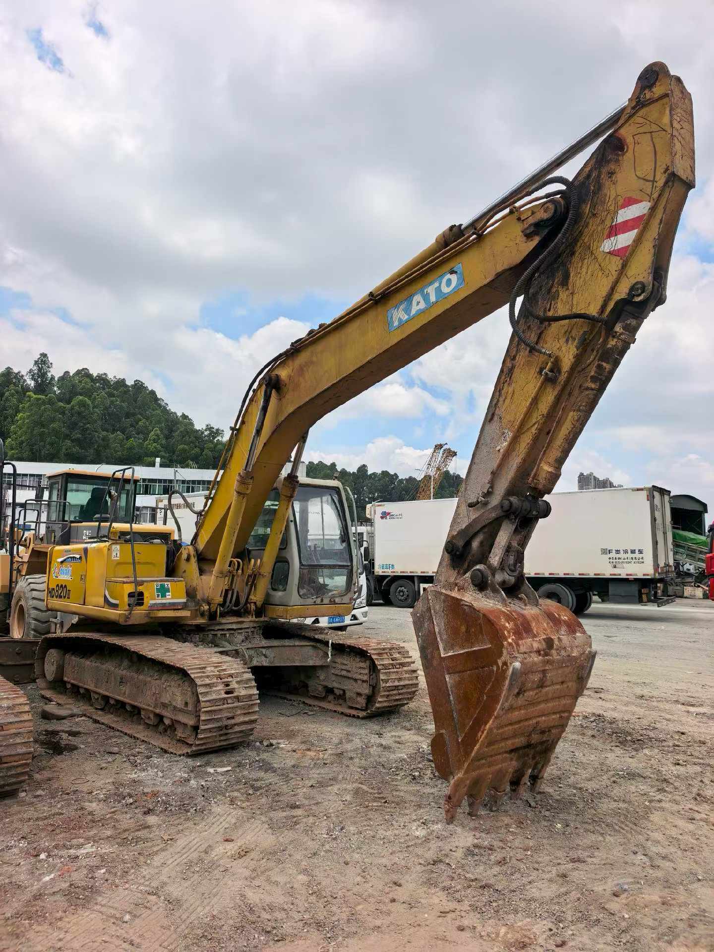 Buy Kato 820-3SP Used Excavator / 3 Buy Kato 820-3SP Used Excavator / 3