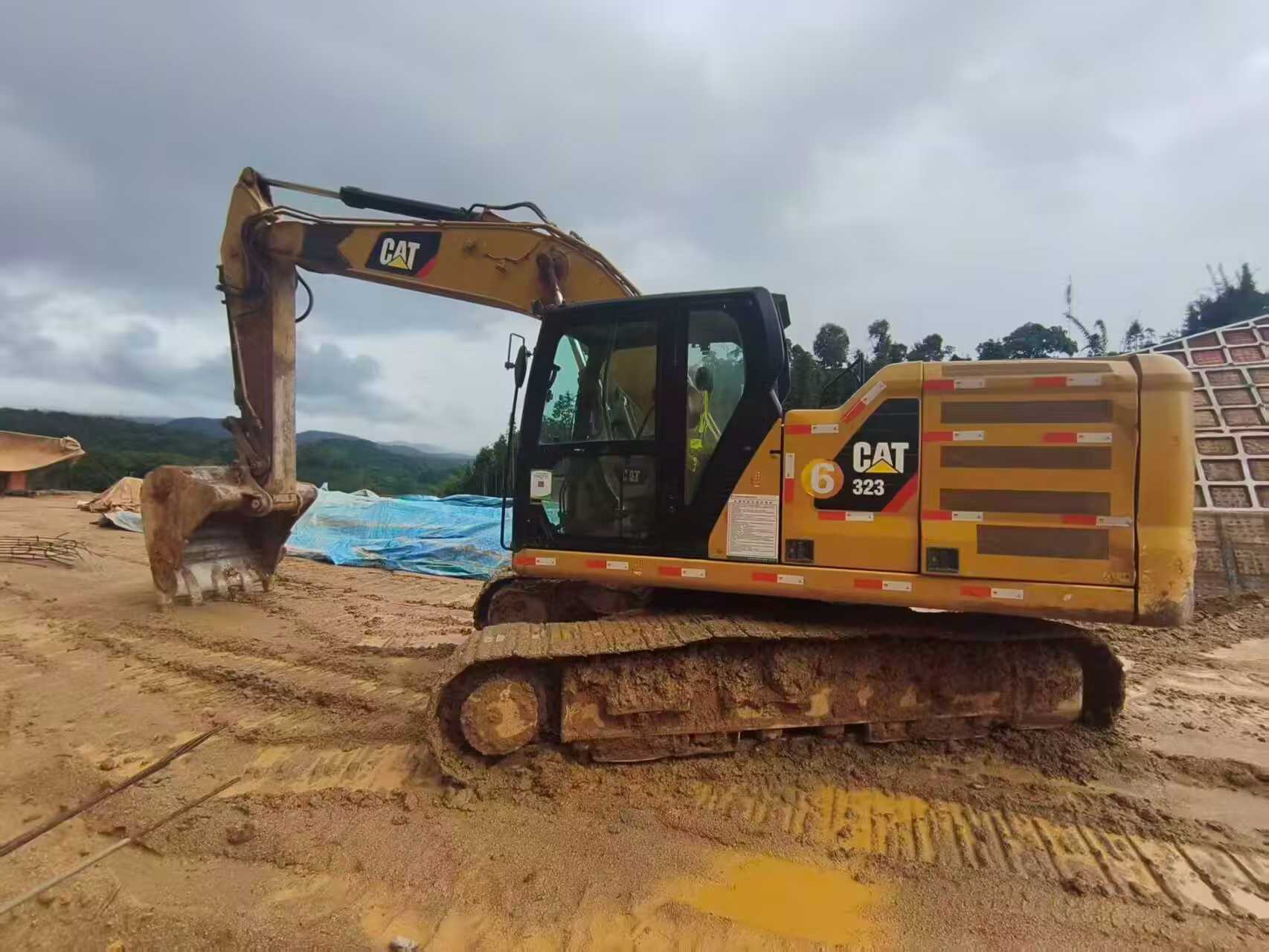 Buy Caterpillar 323 Used Excavator / 2 Buy Caterpillar 323 Used Excavator / 2