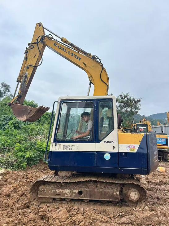 Buy Komatsu PC60-6 Used Excavator / 1