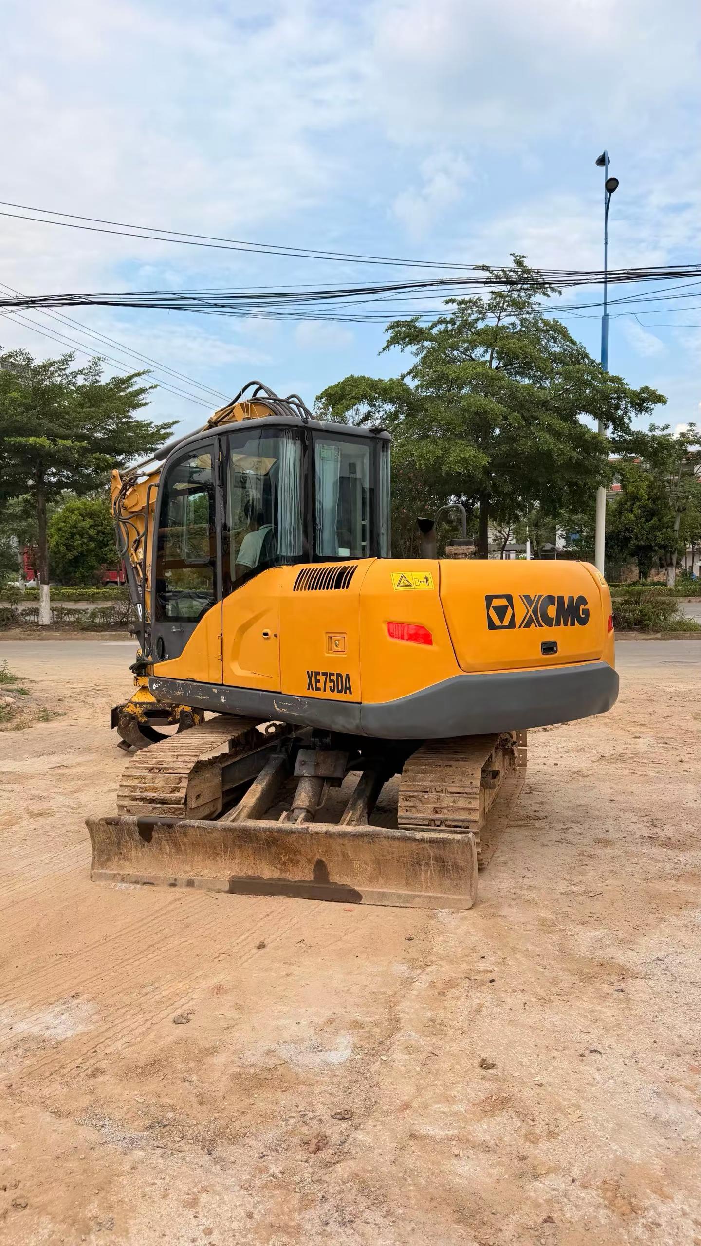 Buy XCMG XE75C Used Excavator / 1