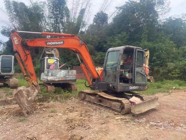 Buy Doosan DH60 Used Excavator / 1