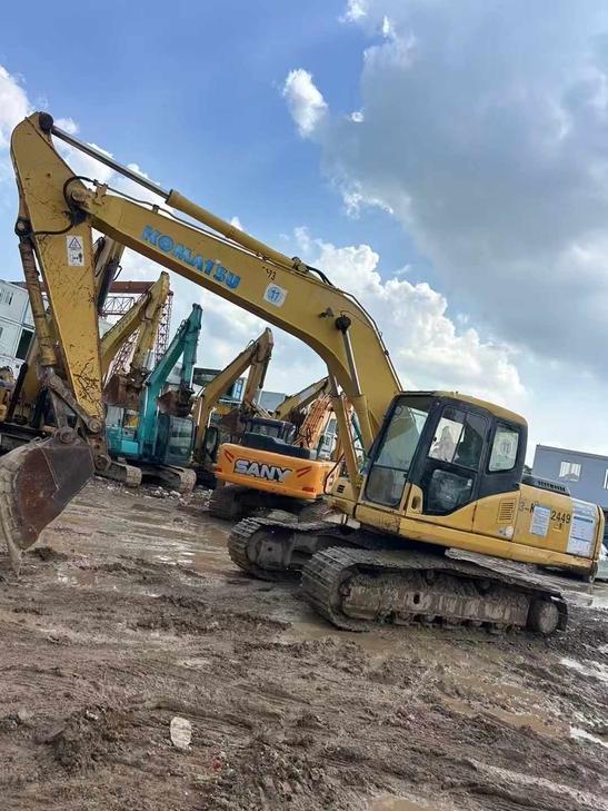 Buy Komatsu PC200-7 Used Excavator / 1