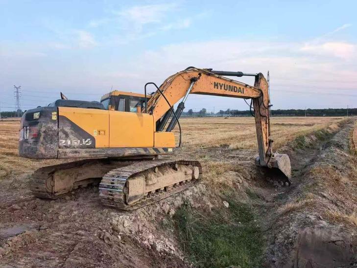 Buy Hyundai R215VS Used Excavator / 1