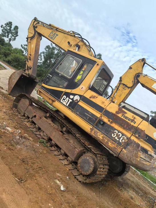 Buy Caterpillar 320V2 Used Excavator / 1