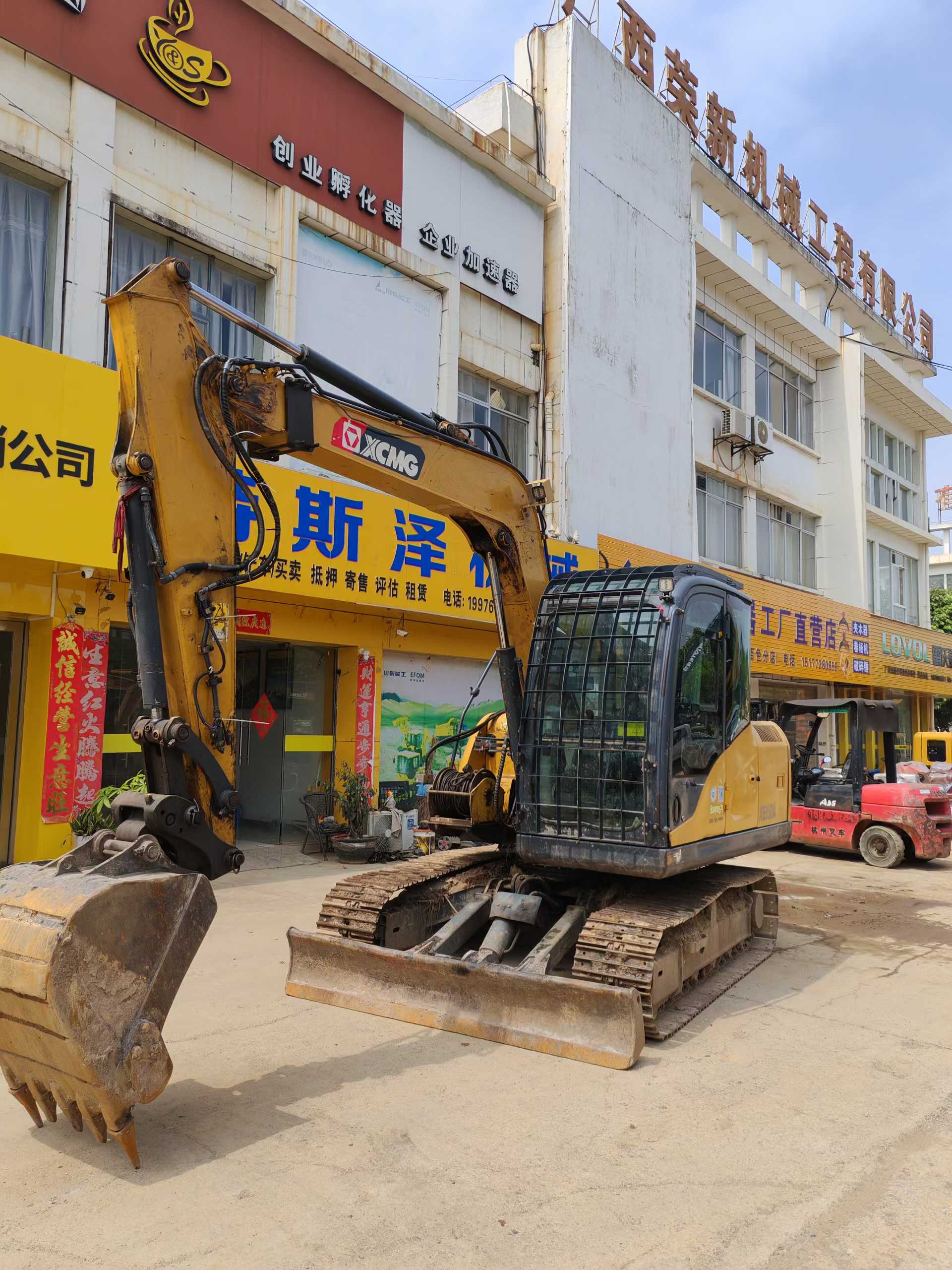 Buy XCMG XE85C Used Excavator / 1