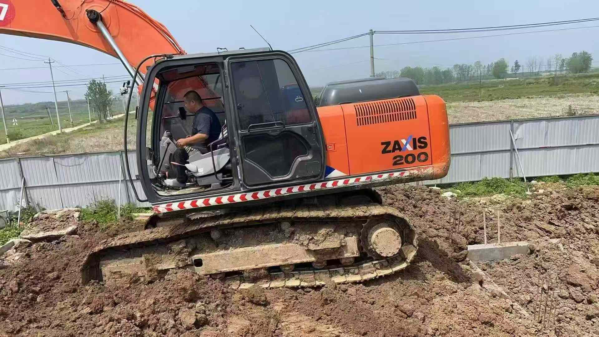 Buy Hitachi ZH200-5A Used Excavator / 1