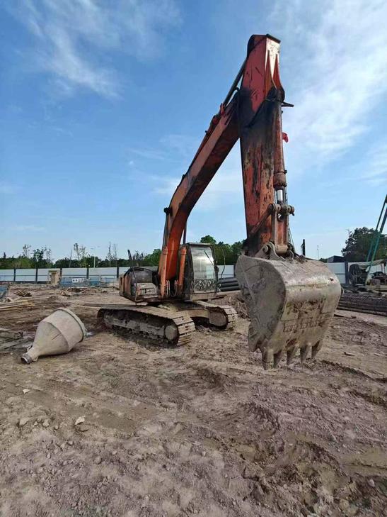 Buy Hitachi EX200-3 Used Excavator / 1