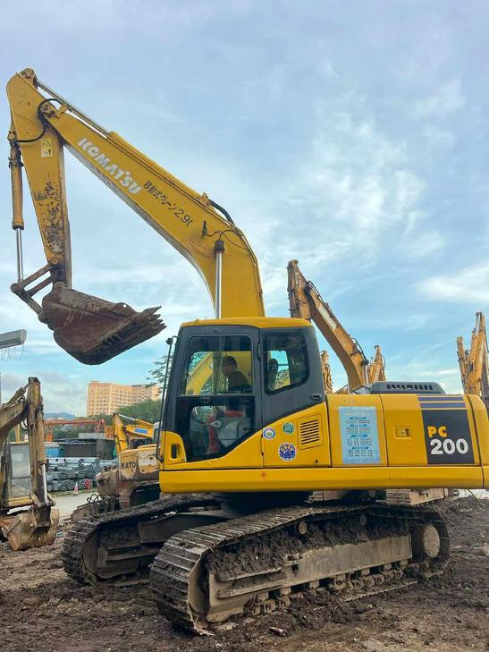 Buy Komatsu PC200-7 Used Excavator / 1