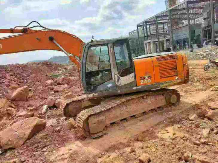 Buy Hitachi EX200-3 Used Excavator / 1