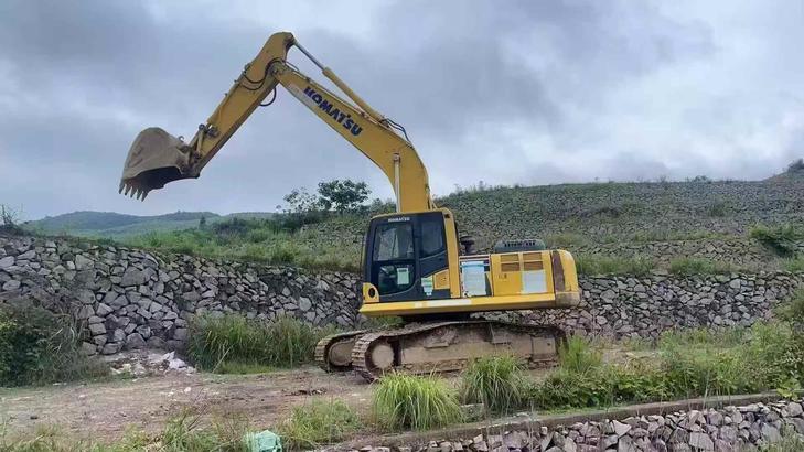 Buy Komatsu HB215LC-1 Used Excavator / 1