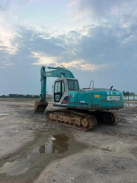 Buy Kobelco SK200 Used Excavator / 1