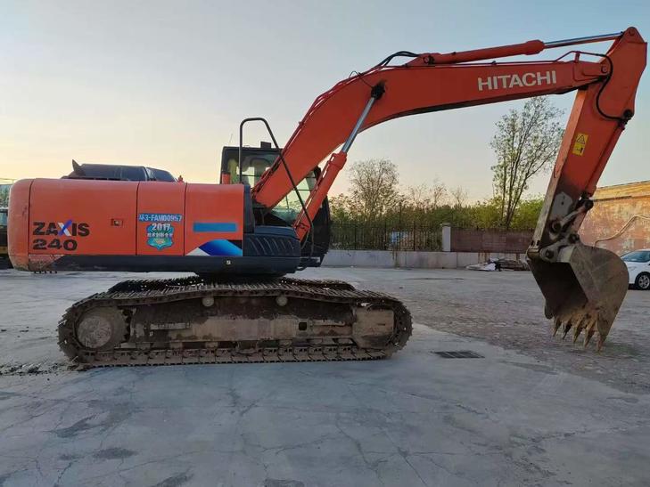 Buy Hitachi ZH200-5A Used Excavator / 1