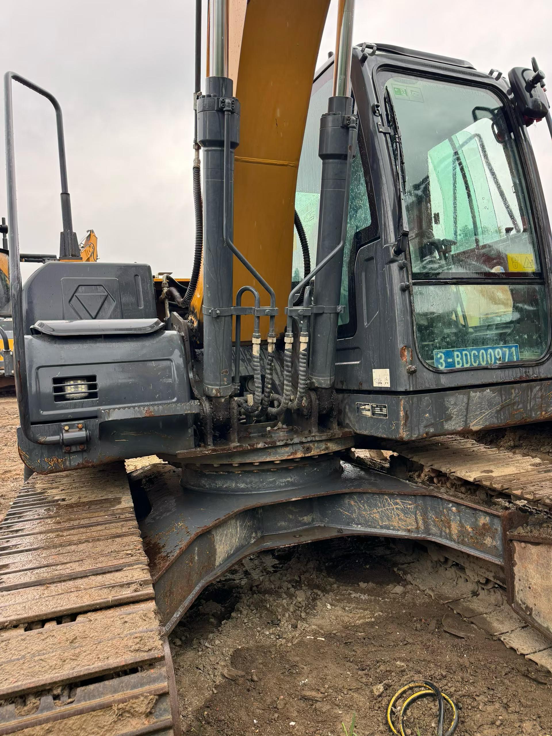 Buy XCMG XE135B Used Excavator / 9