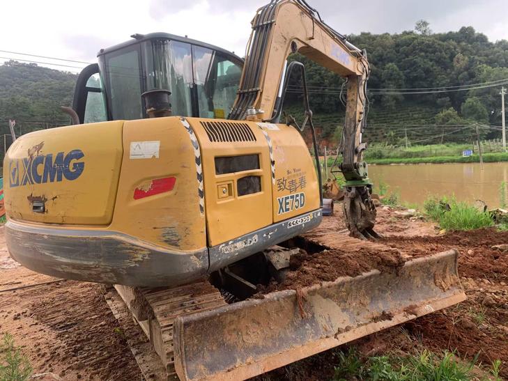 Buy XCMG XE75C Used Excavator / 1