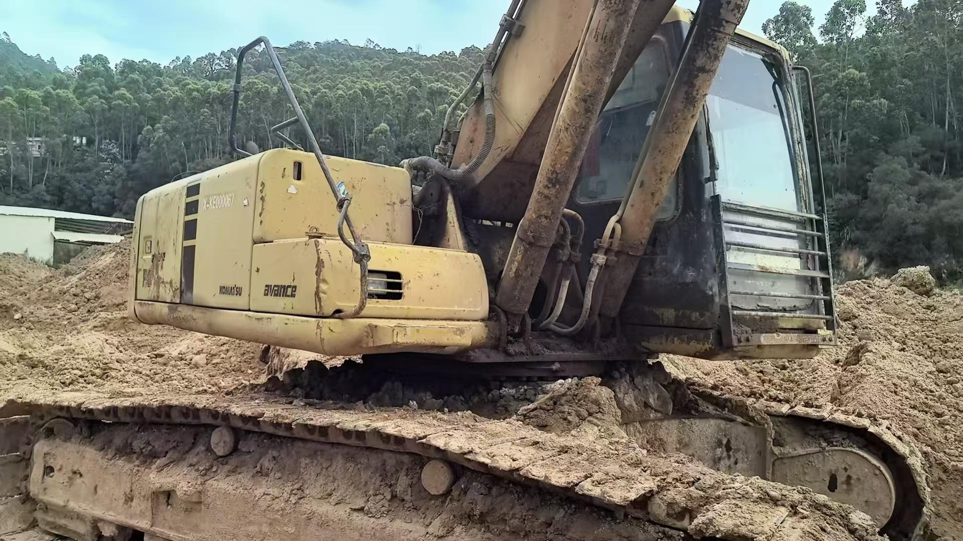 Buy Komatsu PC200-6 Used Excavator / 3