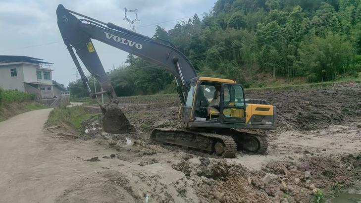 Buy Volvo EC200 Used Excavator / 1