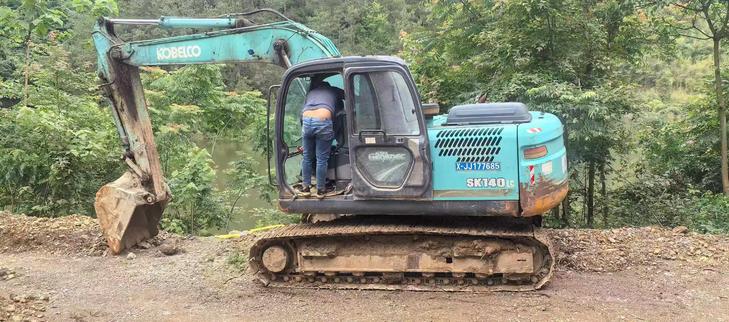 Buy Kobelco SK140 Used Excavator / 1